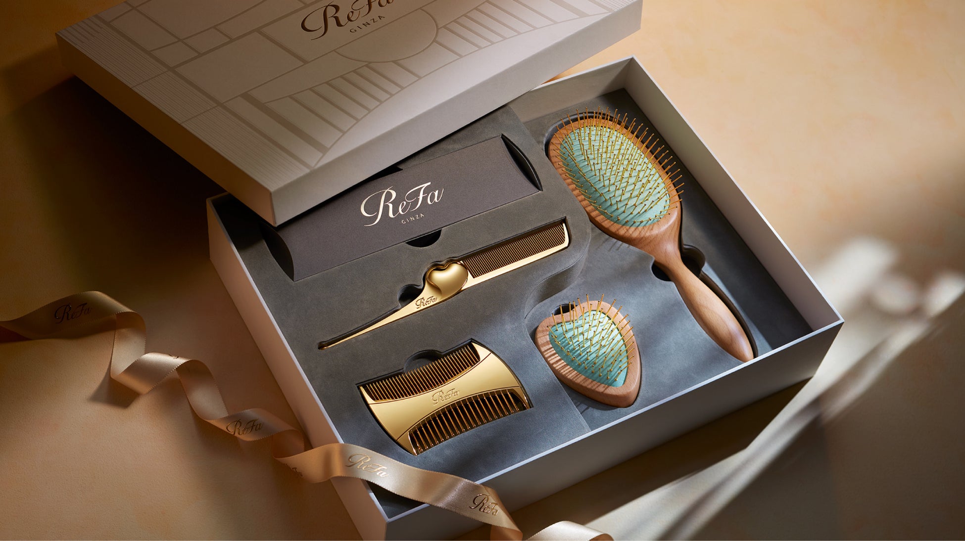 ゴールドコーティングを贅沢に施したヘアブラシとコームを4点セットにした「ReFa GOLD SELECTION（リファゴールドセレクション）」2025年11月15日（土）ReFa GINZAで限定発売