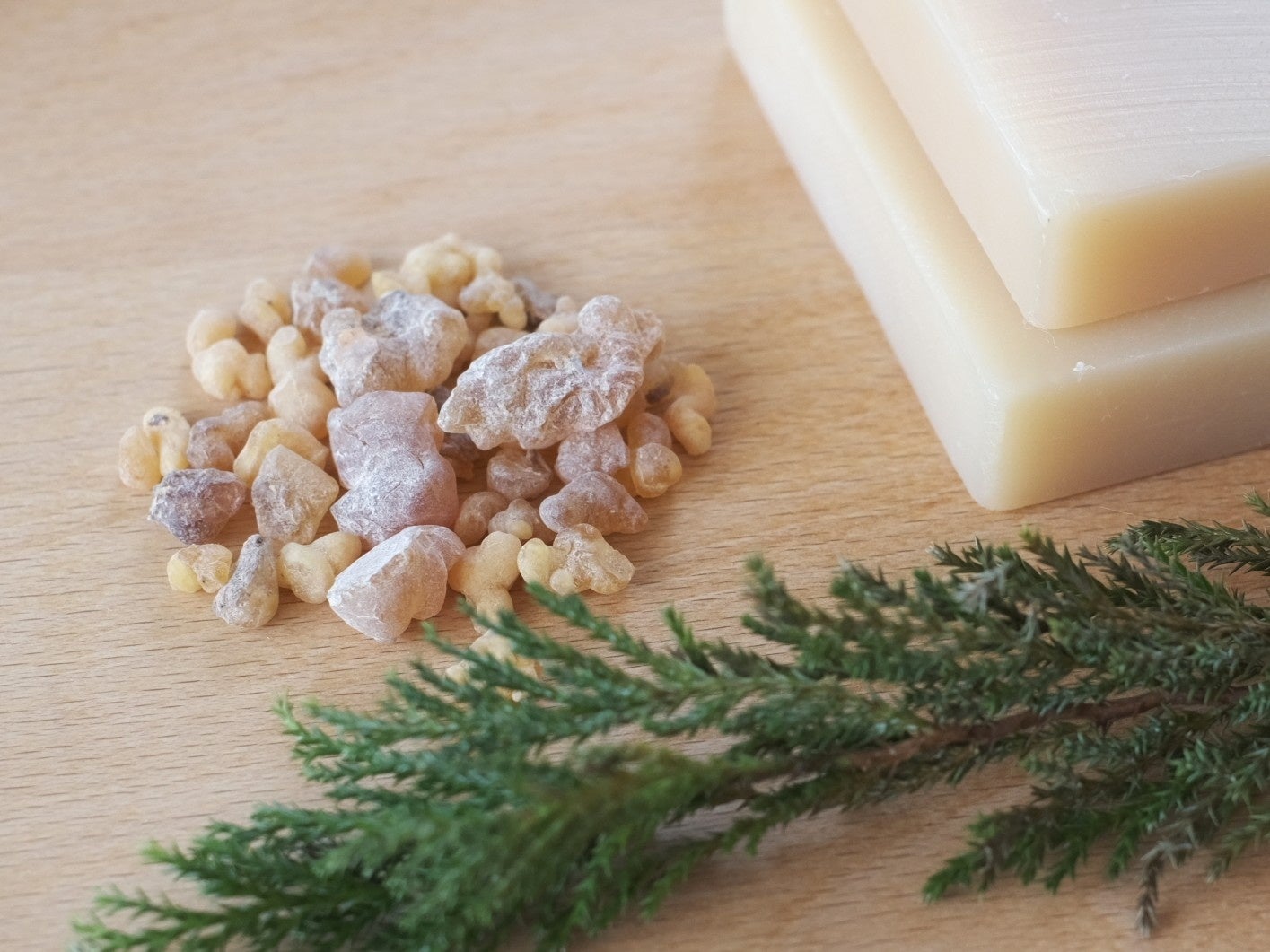 ひと塗りでツヤ肌に速攻チェンジ!!敏感肌にも使えるスティック状美容液〈ツヤケアベールスティック〉再登場