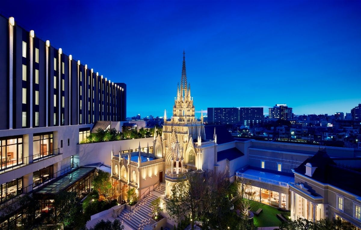 【名古屋】1日1室限定の薔薇がコンセプトの2種類の宿泊ルーム！大聖堂の見える”チャペルビュー”確約と豪華スキンケア付きの特典プラン！『Christmas Rose Room～Red＆Blue～』販売！