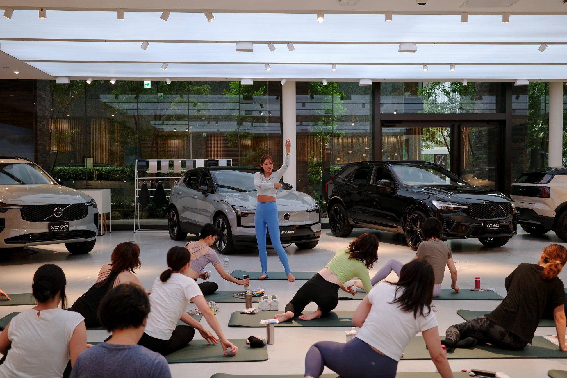 YUMICORE代表・YumicoがVolvo Studio Tokyoにて朝活レッスンを開催 〜肩こり・小顔・姿勢改善に効果的な「呼吸が深まるセルフほぐし」を体験
