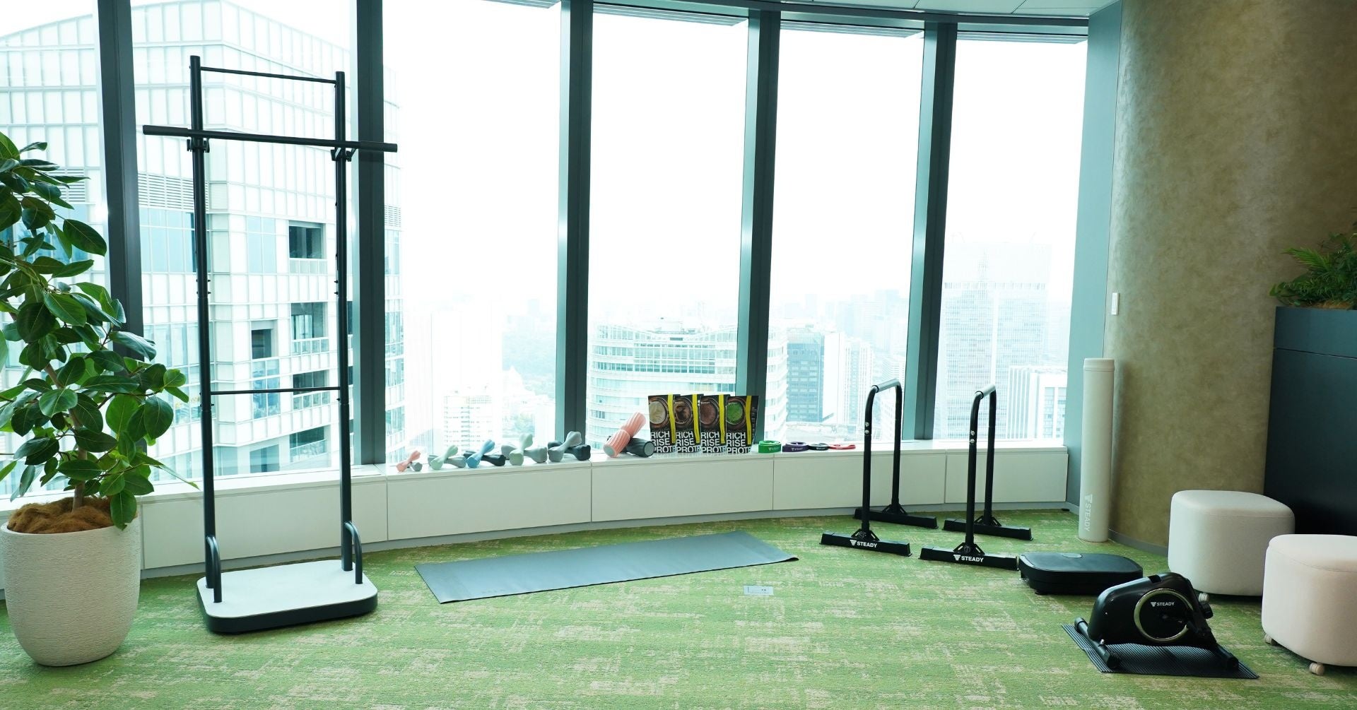 ステディジャパン、健康経営 × 社内コミュニケーション活性に向けた「RELANESS & STEADY製品」をファナティクス・ジャパン新オフィスへ導入