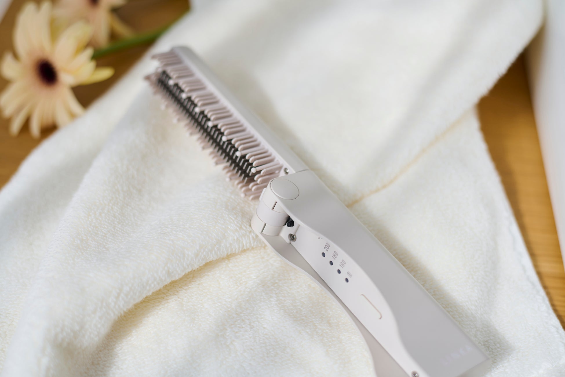 【新発売】LINKAより、スマホよりもコンパクト！折りたたみ式で持ち運びも◎ 自分好みのヘアアレンジがおでかけ先で叶う折りたたみ式ヒートブラシを11/13(木)より順次発売開始