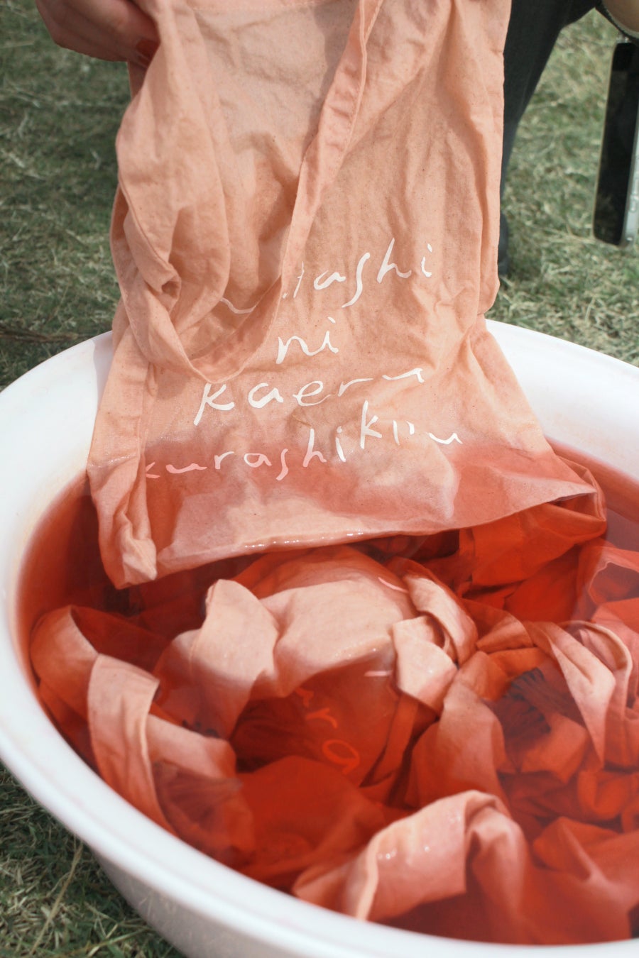 【くらしきぬ】東京POPUPの限定ノベルティを発表！スタッフが「びわの葉」で手染めした、草木染めトートバッグをご用意