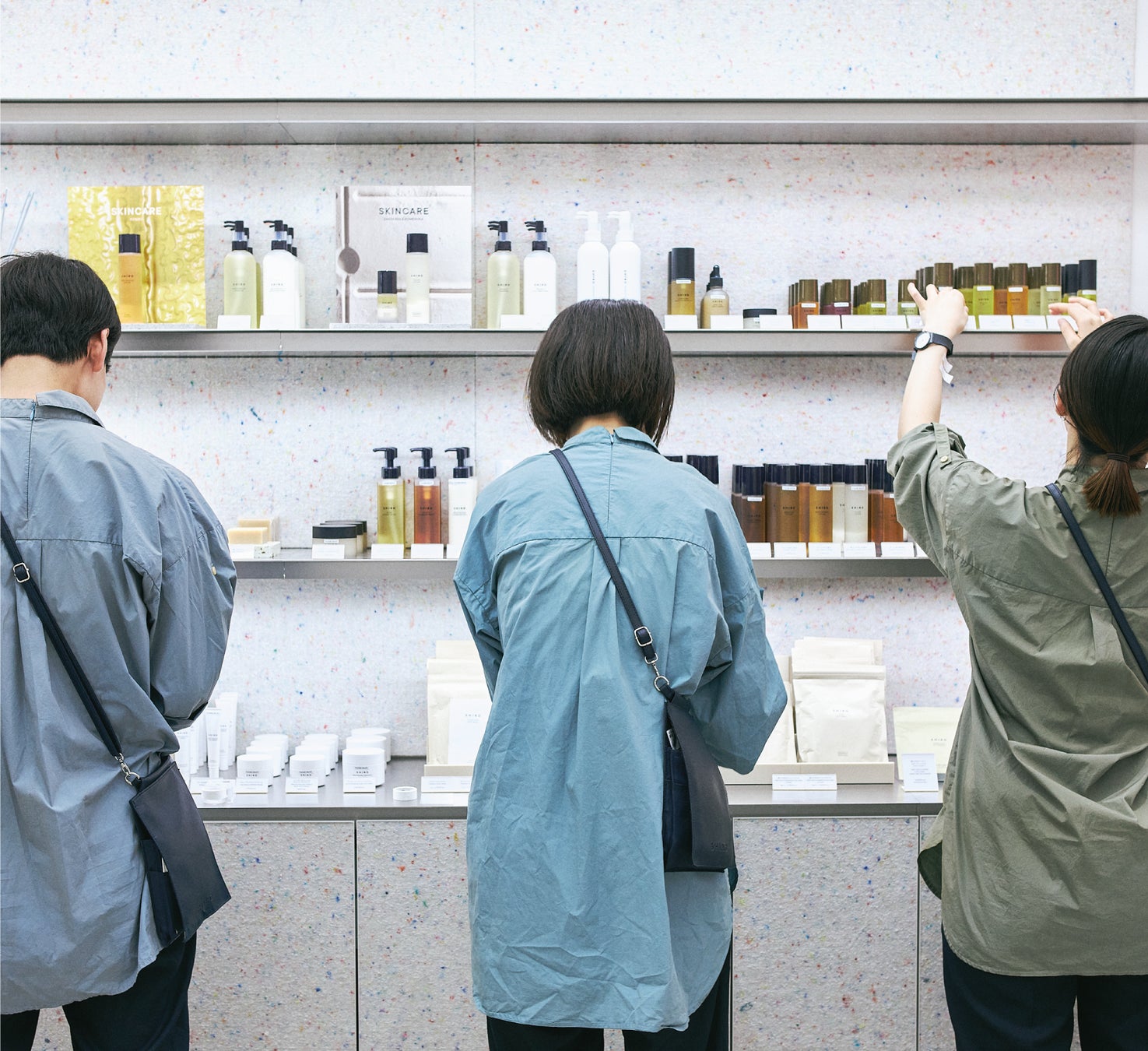 【SHIRO】廃棄予定だった制服に、新たな命を吹き込む。天然素材で染め直し、世界に1枚だけの個性あふれる制服へ。