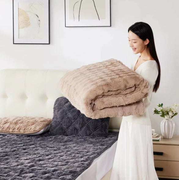 【通販の虎】発売1週間で売上5,000万円突破の『エアロゲル掛け布団』が期間限定セールを実施！『スイカゲーム』開発者制作の健康デバイスも割引価格で登場！