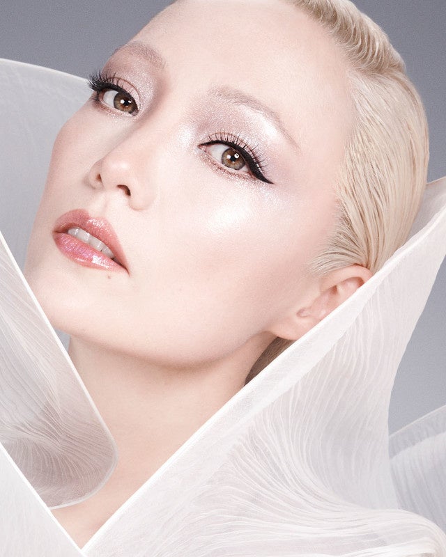 既成概念を超えた、未体験の美しさ。世界的なクチュールブランド、イリス ヴァン ヘルペンとコラボレーションした、まるでアートピースのような幻想的なホリデーコレクションの第二弾が本日より発売