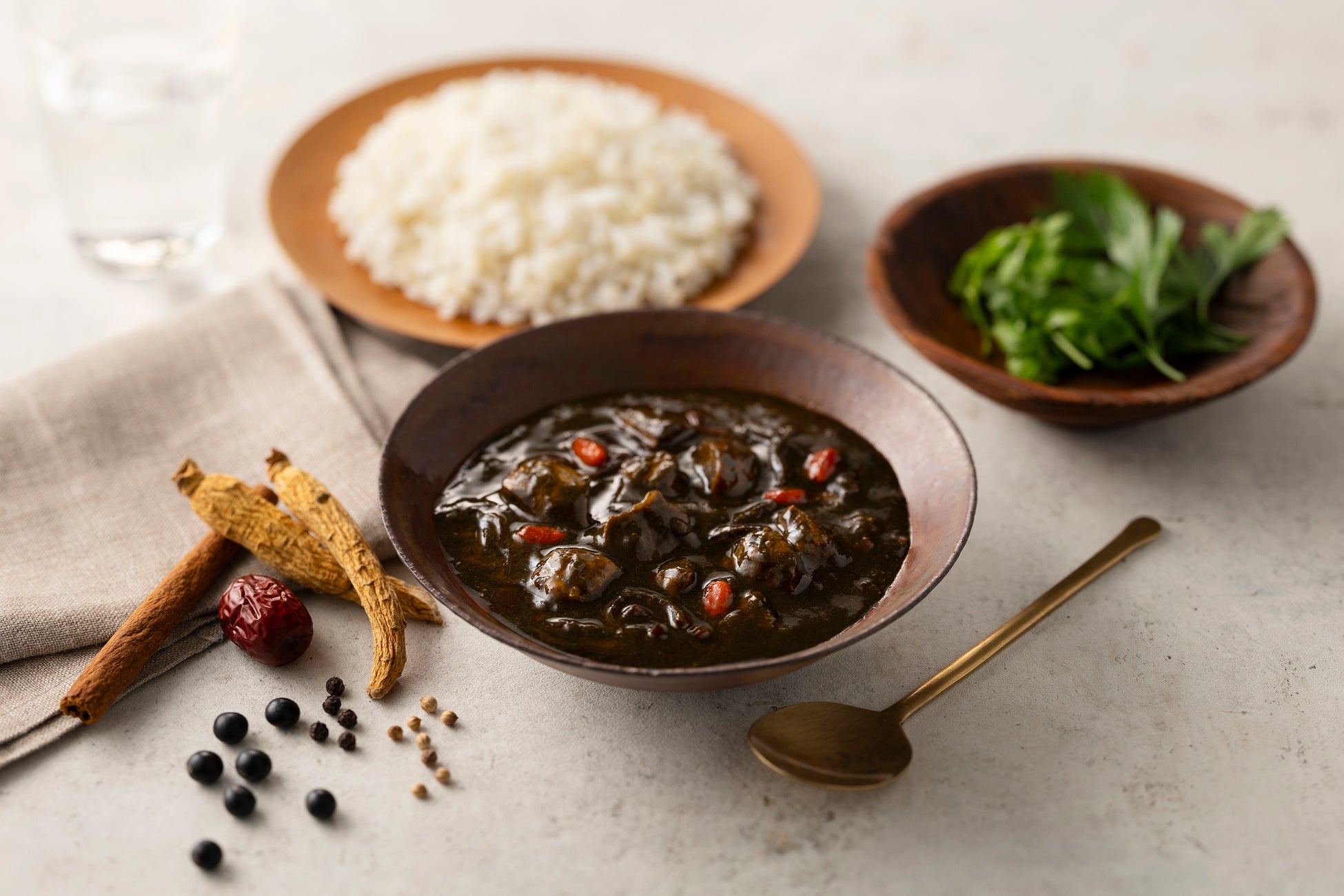 薬膳の知恵をもとに素材をセレクト。漢方専門店の「滋養カレーシリーズ」2025年11月25日（火）新発売