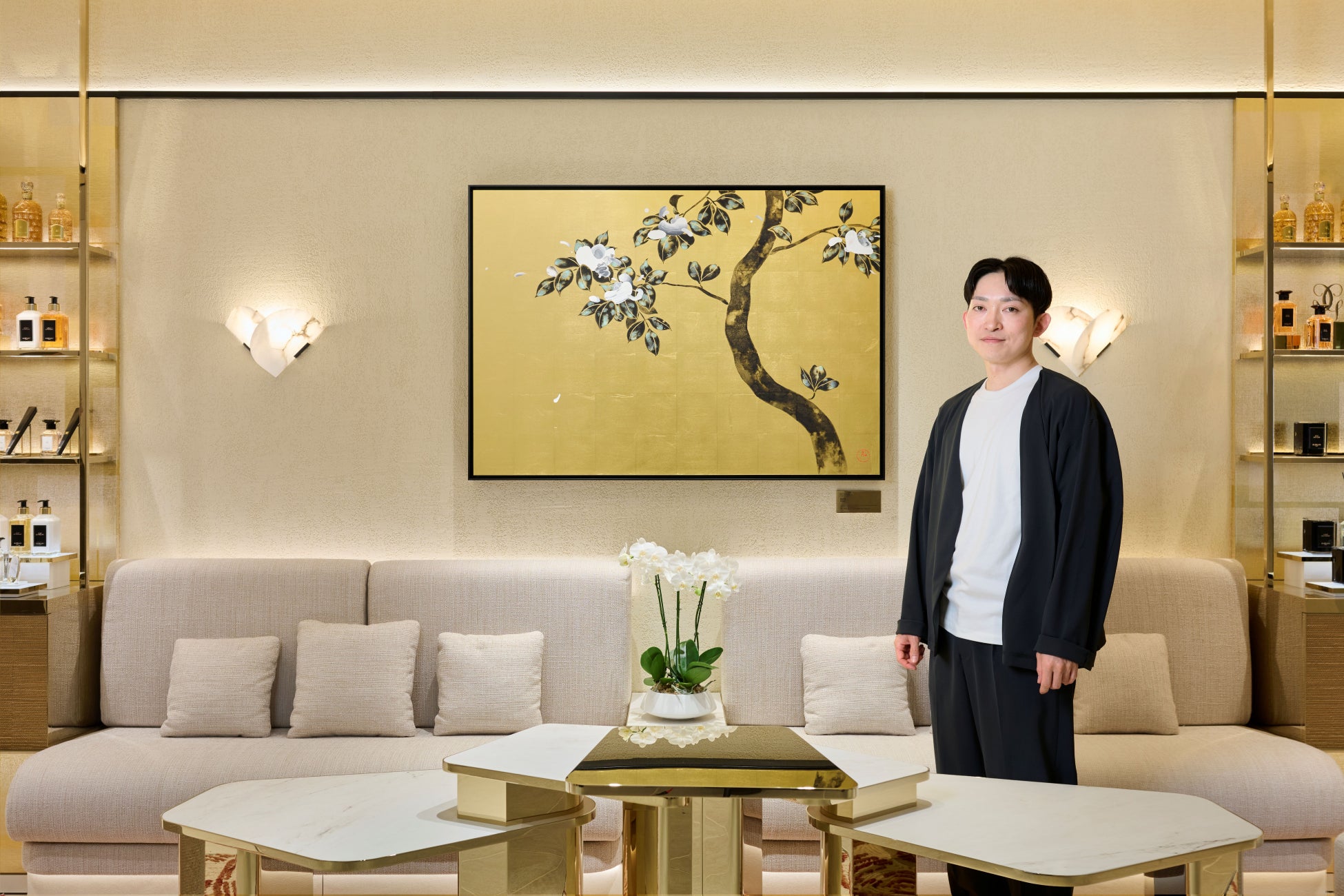 【ゲラン】新ブティック「ゲラン メゾン ド パルファン」の展示作品を手掛けたアーティスト・品川亮氏が来店