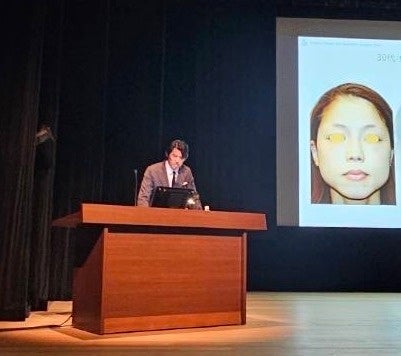 2025年11月開催「日本頭蓋顎顔面外科学会学術集会」にて、聖心美容クリニック銀座院院長・牧野陽二郎医師が登壇