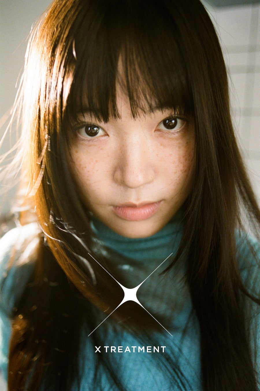 X TREATMENT、写真家・川島小鳥と描くポートレートを公開。「生命力のある光と髪」をテーマに日常に寄り添うヘアケアを表現