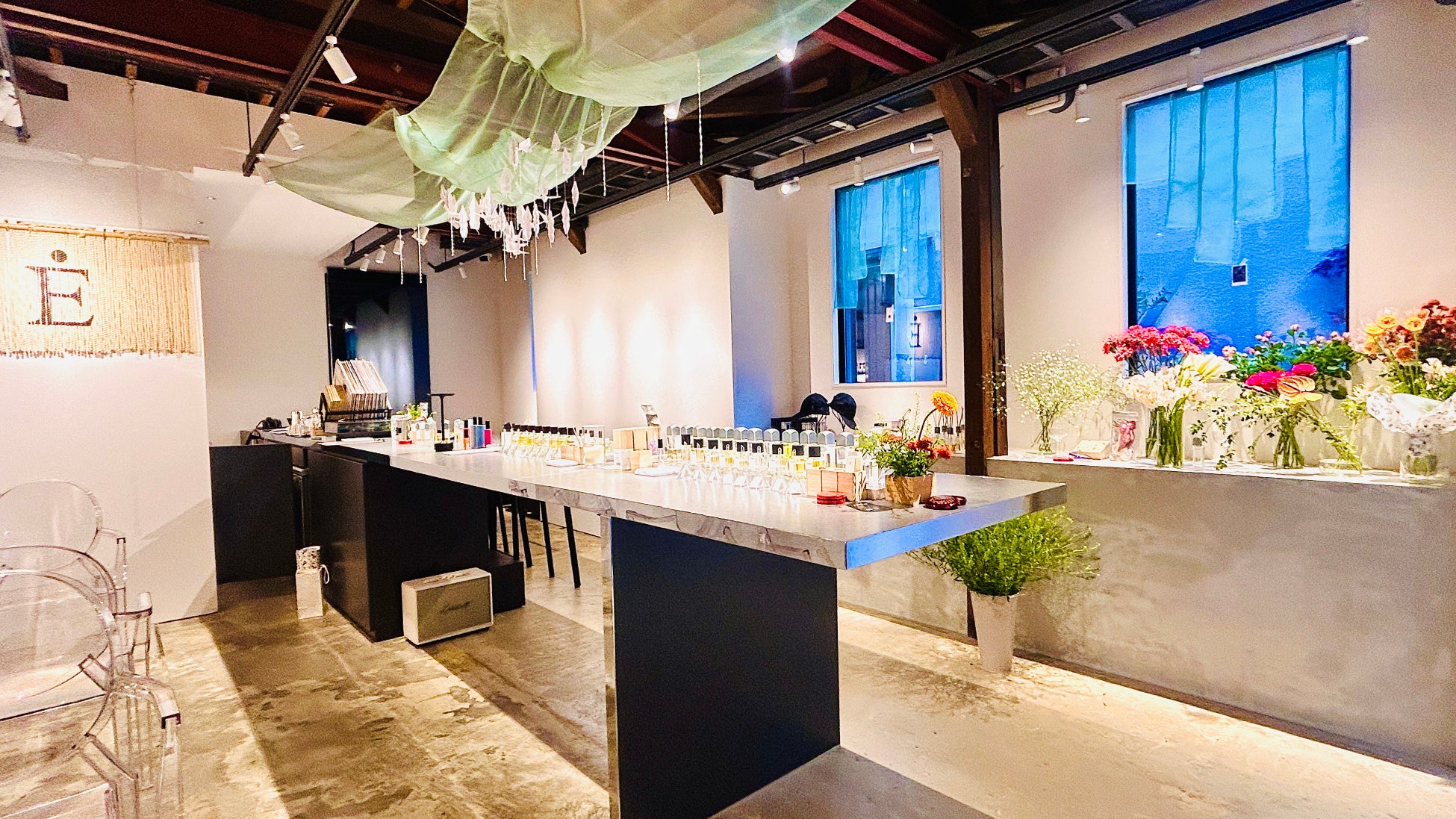 フレグランスブランドEDIT(h)が、 神楽坂店にてフラワーアーティストとのコラボイベントを開催。店内を花々でみたす空間演出と、ホリデーシーズン限定のコラボレーション作品の発売も。