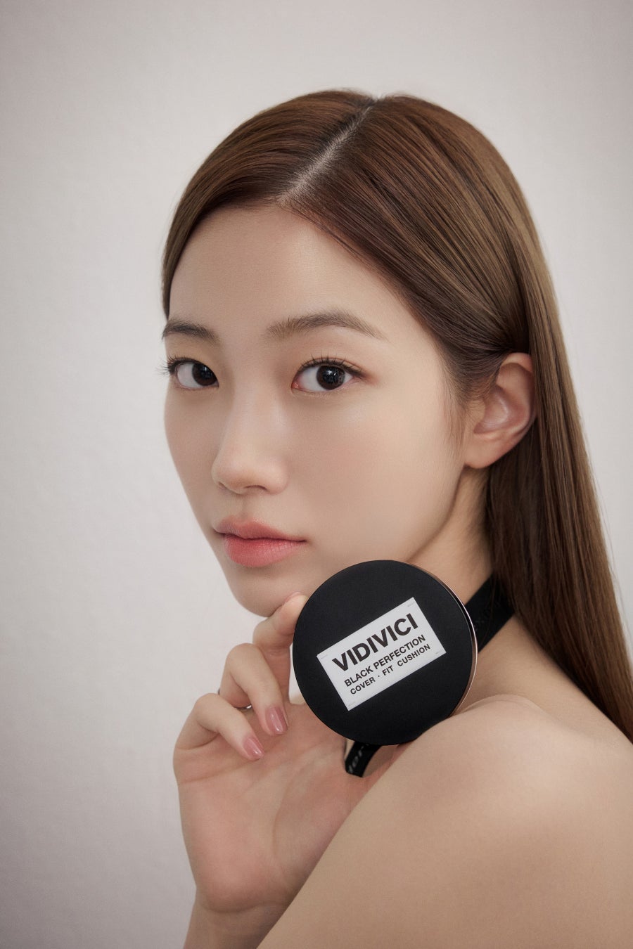 くすみレタッチハイライトから明るさ×透明感アップのピンクカラー&4色グラデチークにはニュートラルカラーと繊細ツヤハイライトの2色が仲間入り!