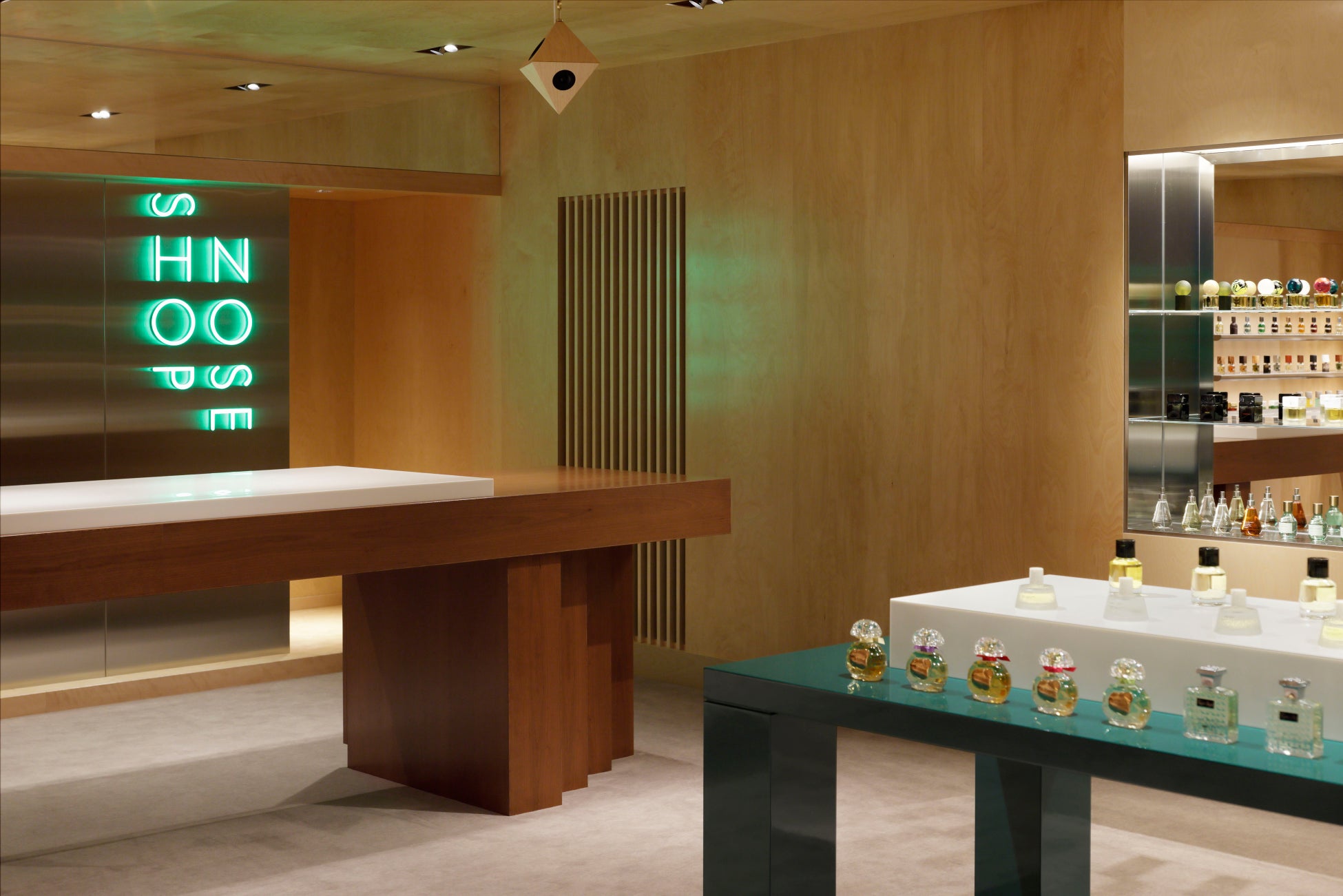 完全予約制のニッチフレグランス専門カウンセリング「NOSE SHOP SALON」が表参道に1/9（金）オープン。1回1組限定のプライベート空間で、“今のあなた”に向けた特別な香水選びを提供