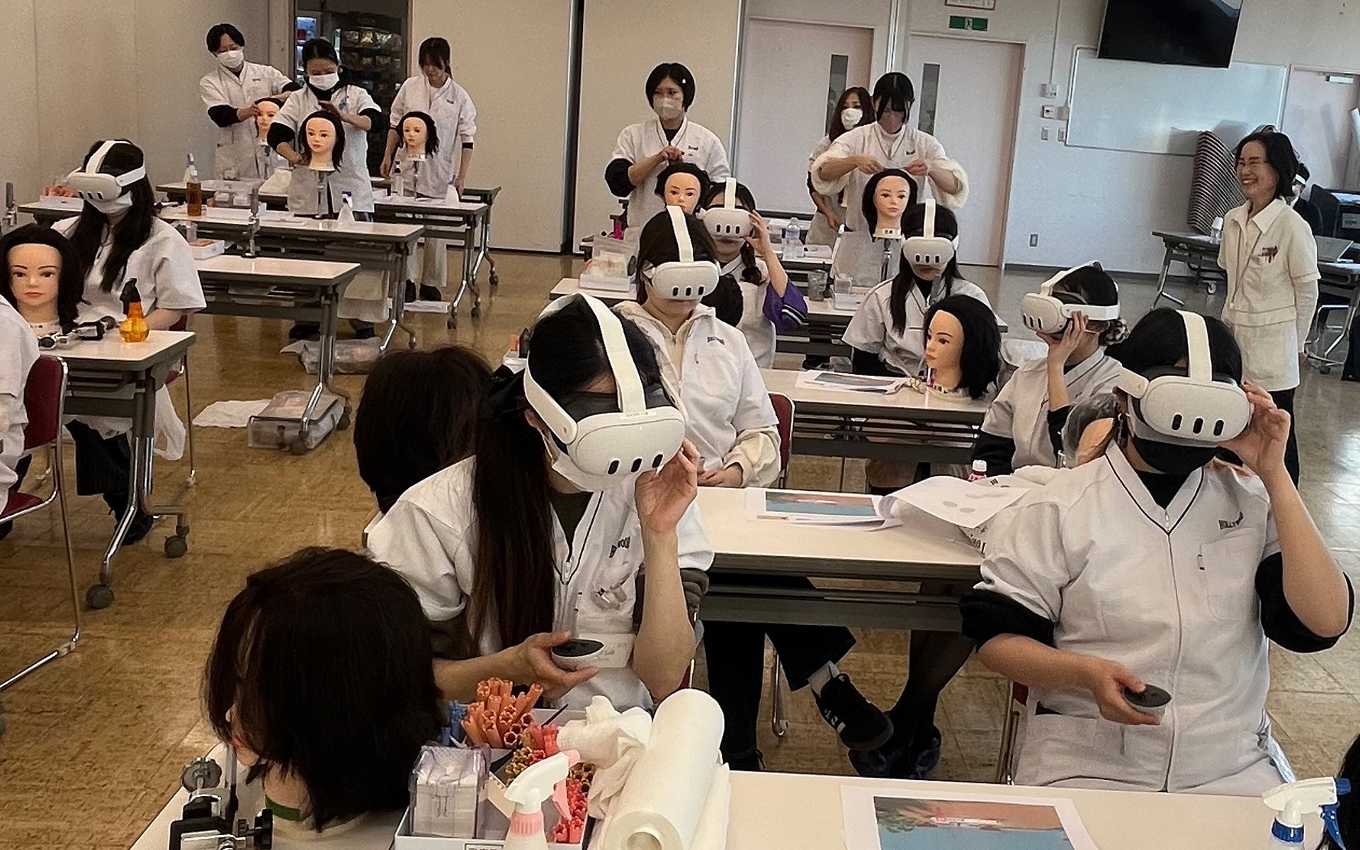 【創立100周年記念プロジェクト】美容師国家試験対策のためのVR教材を開発