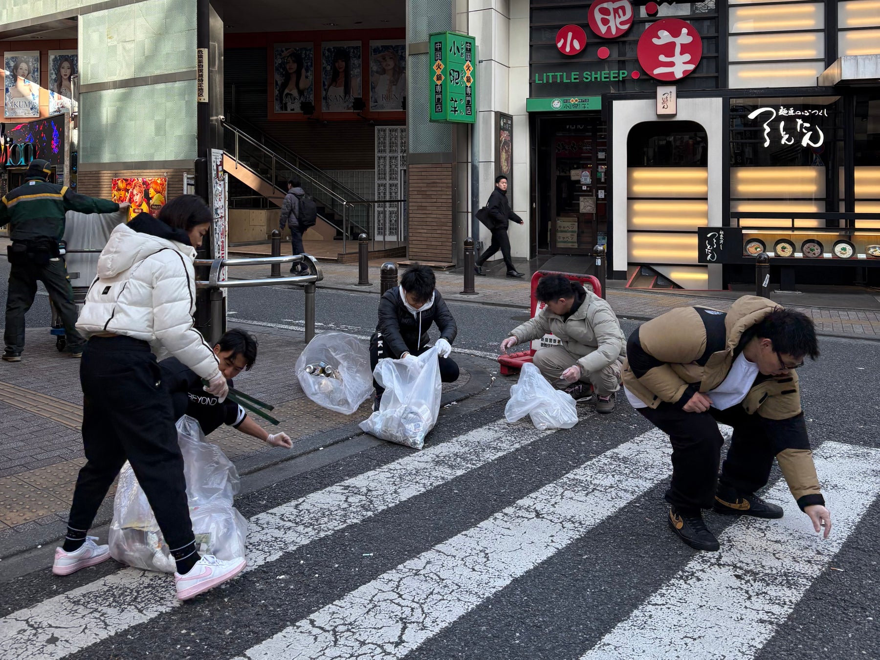 歌舞伎町の朝を綺麗に。パーソナルジムBEYONDのトレーナー有志が地域清掃活動を実施