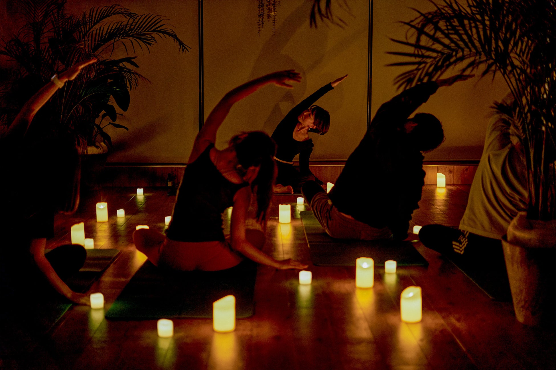 睡眠アロマブランドMUJUUが開発したオリジナル睡眠ヨガプログラム「GOOD SLEEP YOGA」を、食とウェルネスとワークカルチャーが融合した複合型施設「EAT PLAY WORKS」で開催