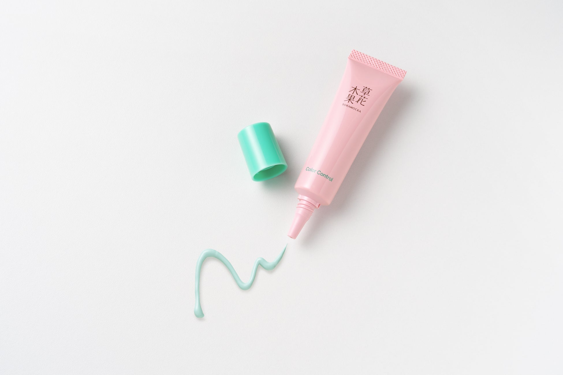 赤み・くすみの色ムラをカバーしてトーンアップ*¹。瞬時に肌色明るく、透明感*¹ある素肌へ。「草花木果 カラーコントロール（ブルーグリーン）」　～2月2日（月）限定発売～