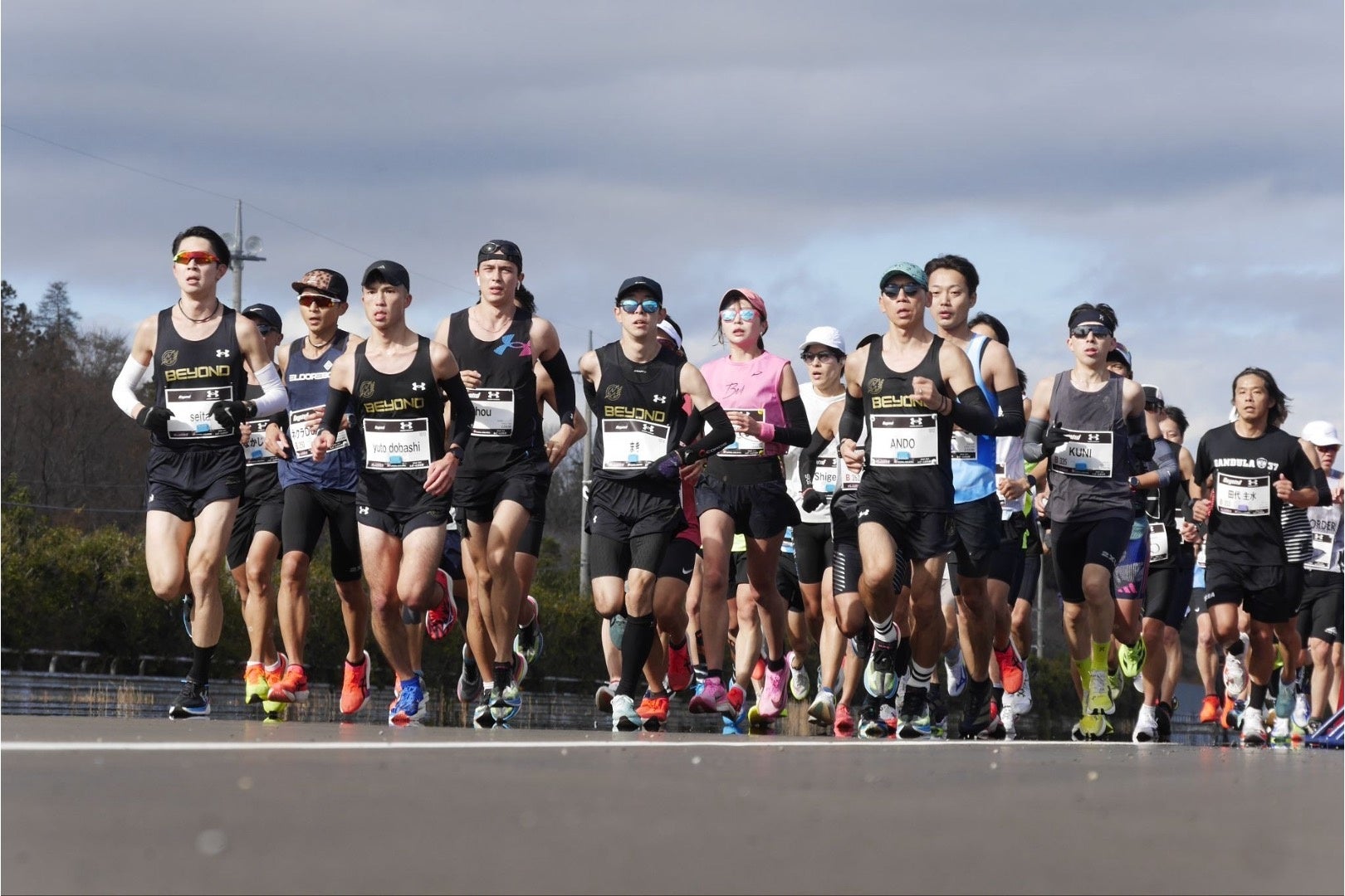 <&be(アンドビー)>大人気4色アイカラーパレットに春の表情を温かく彩るミルキーロゼカラーが限定登場!