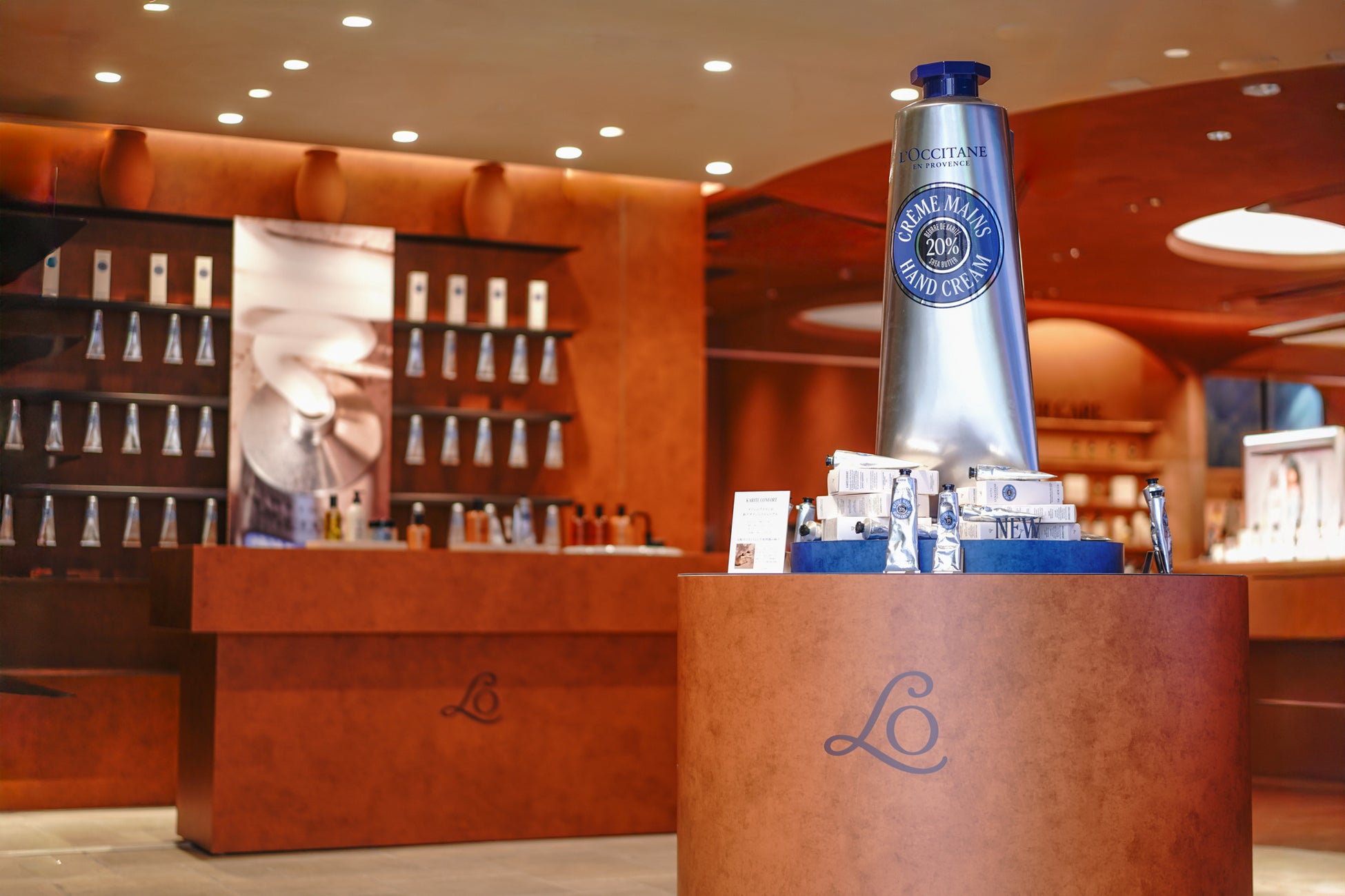 【ロクシタン】渋谷店に巨大ハンドクリームが出現。冬の手肌を保湿の“シア”で満たすハンドケアリチュアル体験も実施中。