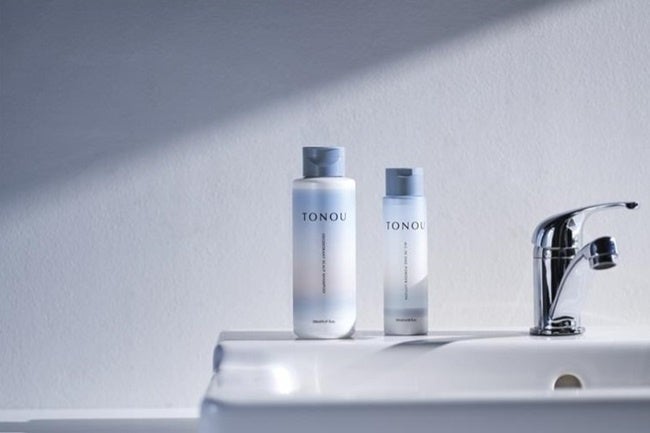 清潔感で自分らしさをサポートする男性スキンケアブランド『TONOU』から、1本で全身の年齢変化臭を防ぎ、清潔感を整える日本初「Wの有効成分×炭配合」の薬用全身シャンプーが新登場