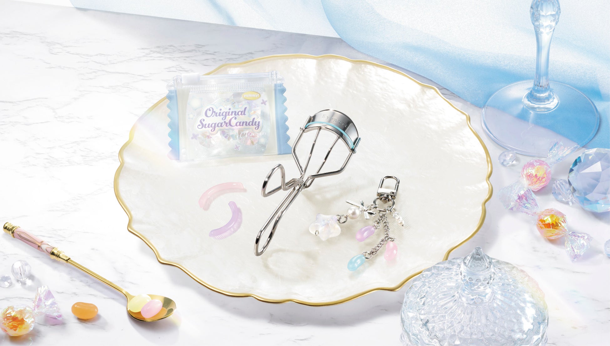 根もとから立ち上げて、パーマ級のパッチリまつげへ！この春、「ひとえ・奥ぶたえ用カーラー」に、〈キャンディショップ〉をイメージしたチャーム付き限定品が登場。