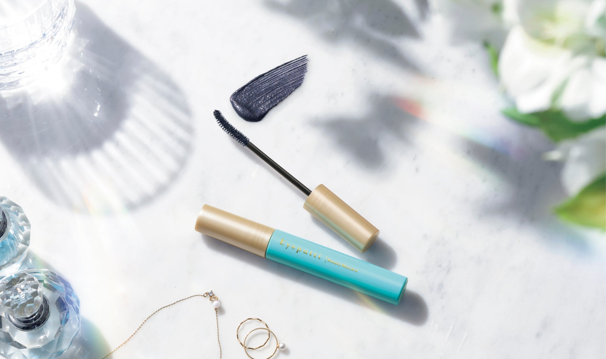 「ひとえ・奥ぶたえ用マスカラ」に新色が登場。重くならずに目パッチリ！透明感あふれる深みの紺〈ディープネイビー〉。