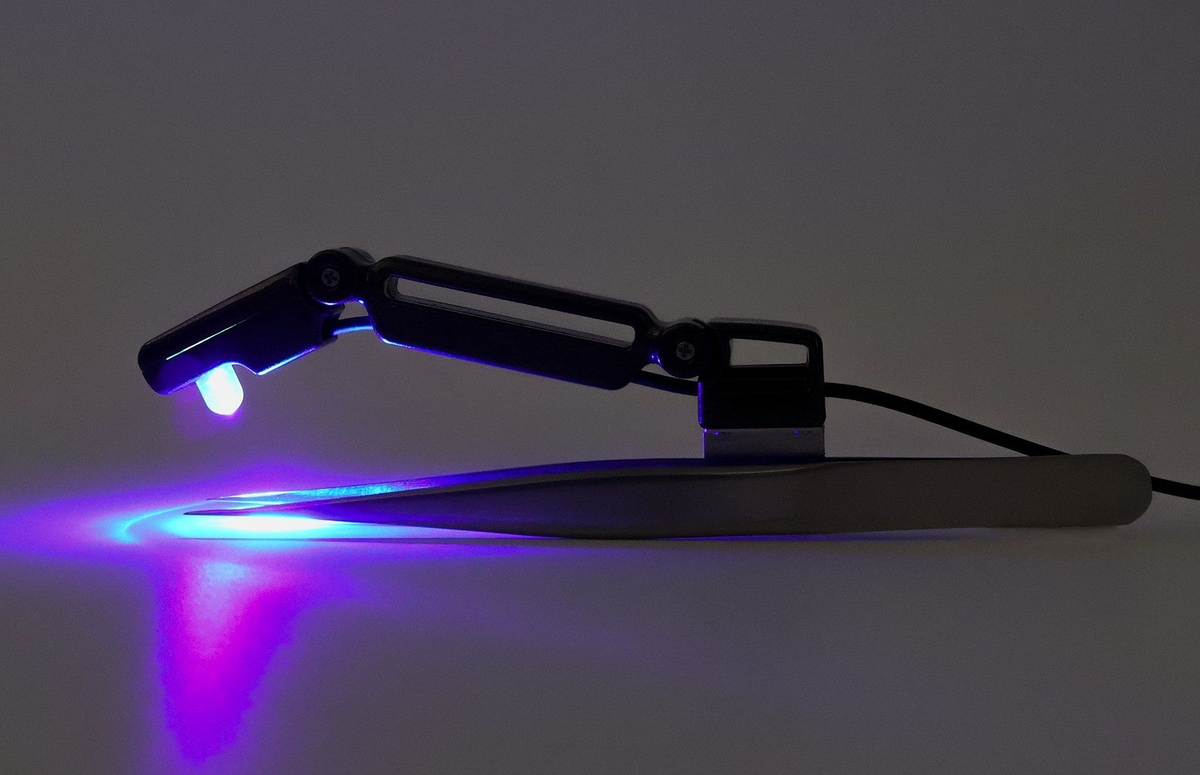 まつげエクステ施術用デバイスにLED照明技術を活用