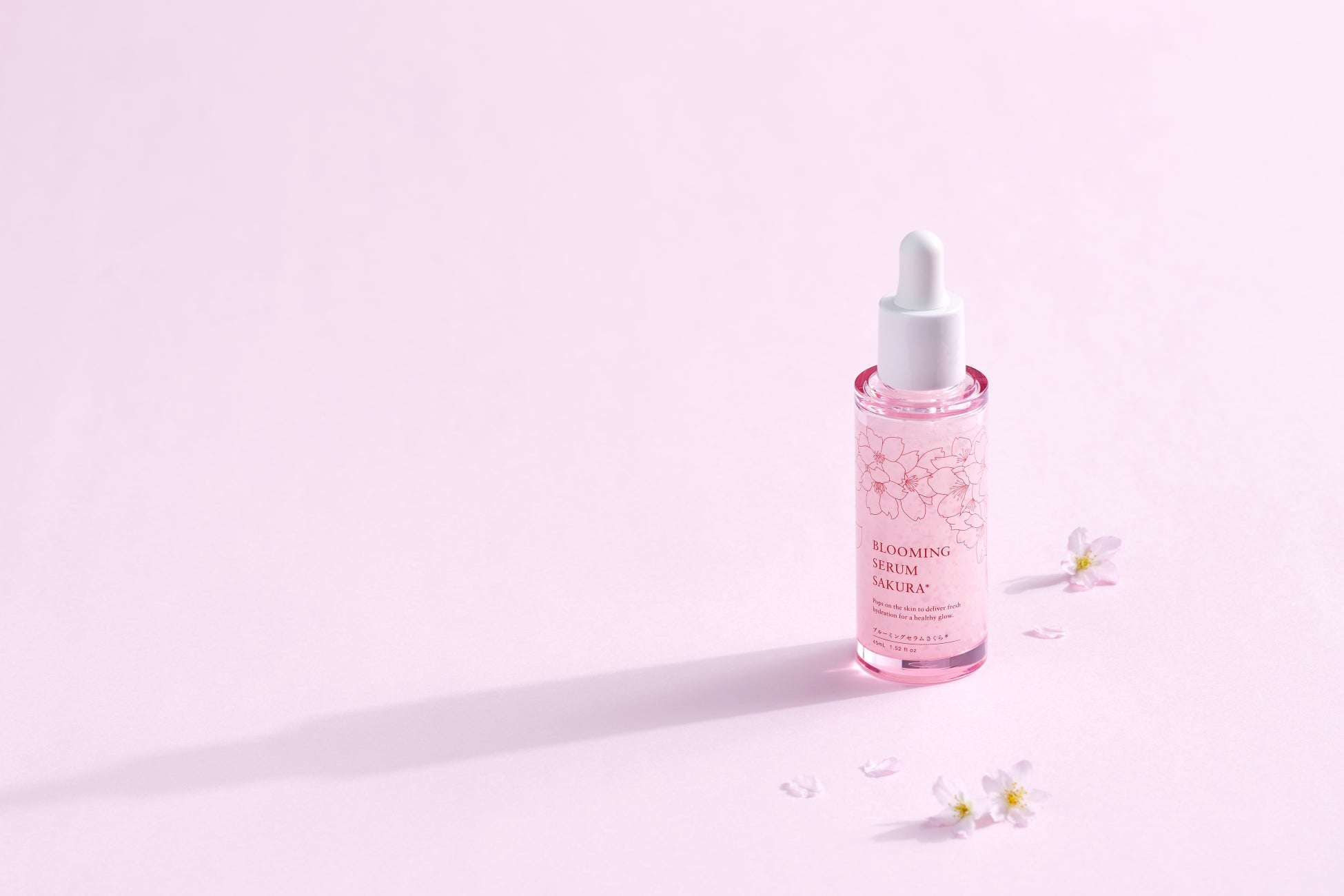 【さくらの生命力に着目】高純度グルタチオン×椎葉村産を含むさくら由来エキス配合美容液で、凛と美しく咲き誇る、ハリと透明感に満ちた肌へ。