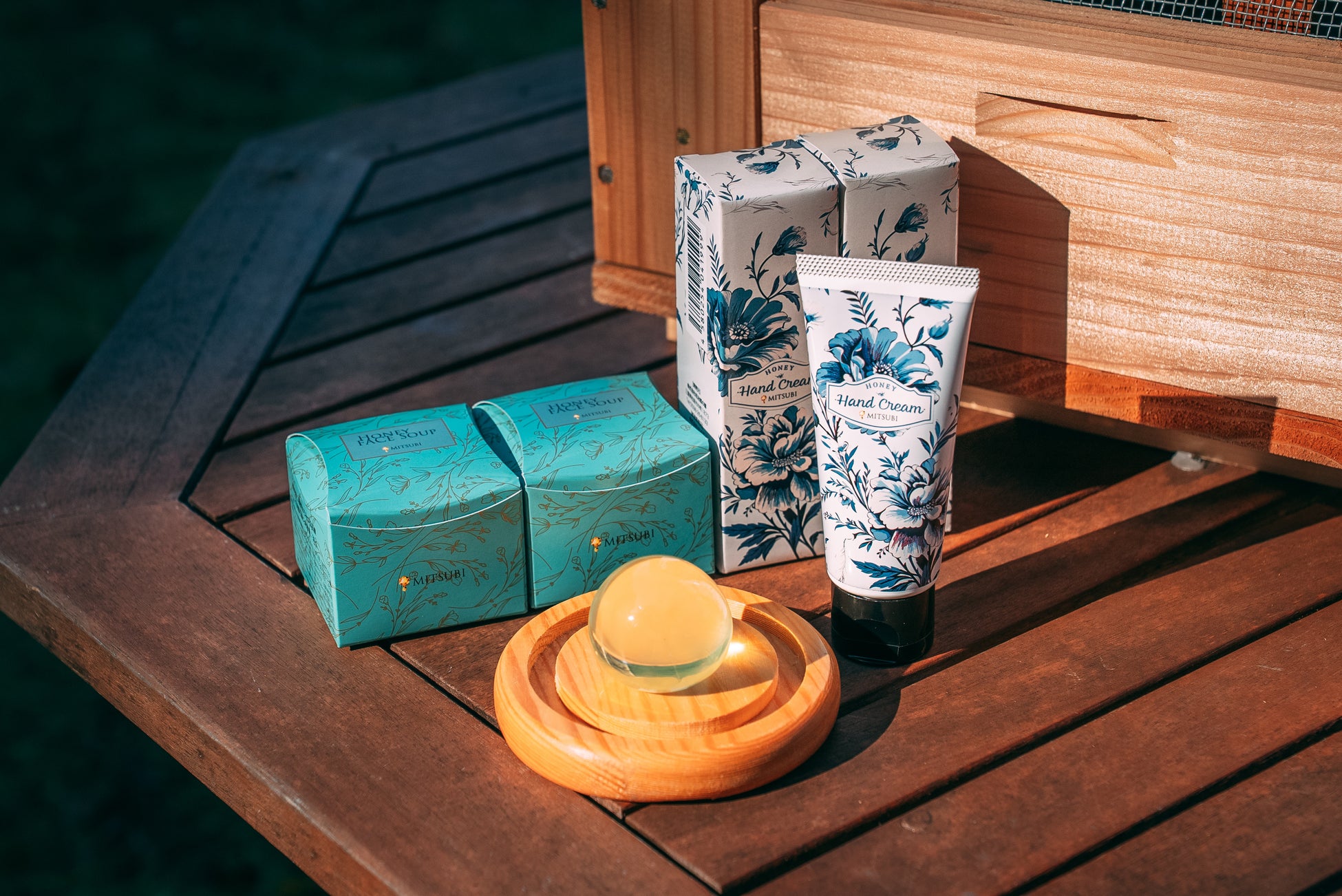 大正元年創業の蜂蜜専門店”松治郎の舗”がつくる「洗うためのはちみつ」国産蜂蜜配合スキンケア『蜜美はちみつ玉石けん』を提案