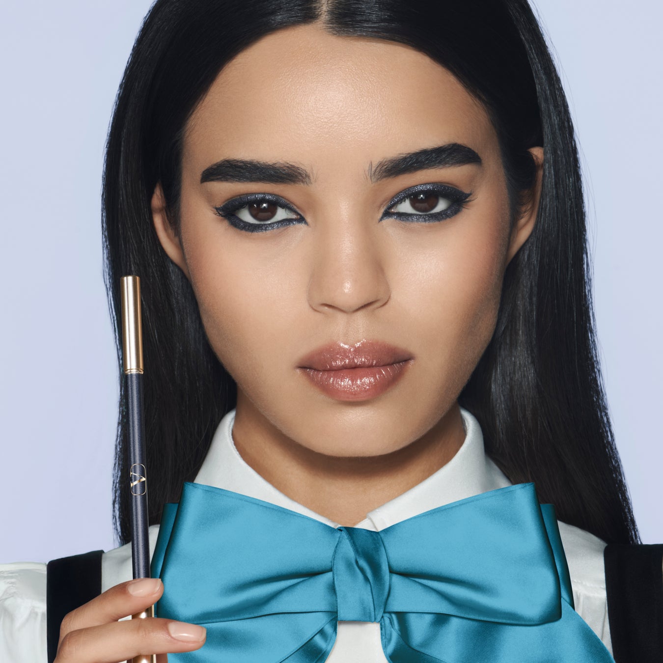 目元に自分らしさを彩るアイライナー「ヴァレンティノ カラーグラフ」にブルーが煌めく新４色が登場