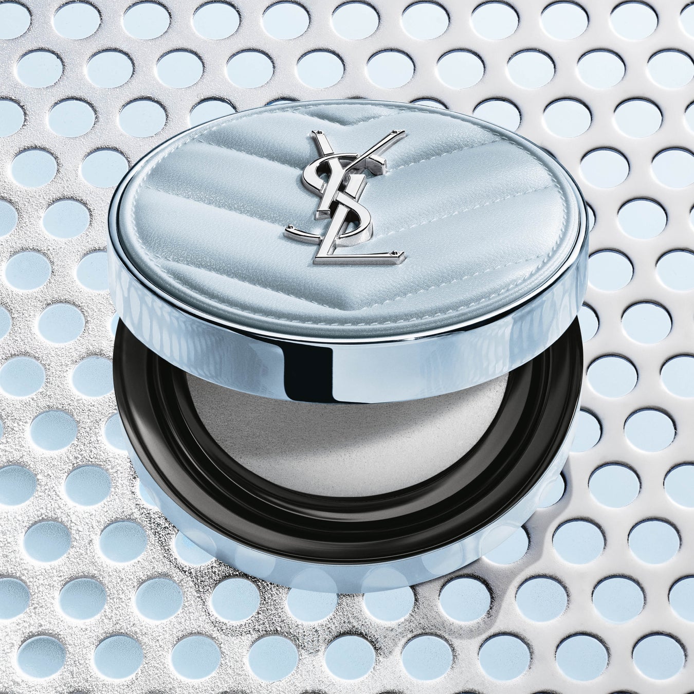 【YSL BEAUTY】瞬時にひんやり肌リセットを叶える、新感覚「お直し」クッション フェイスパウダー『オールアワーズ ブラー クッション』が限定で登場。