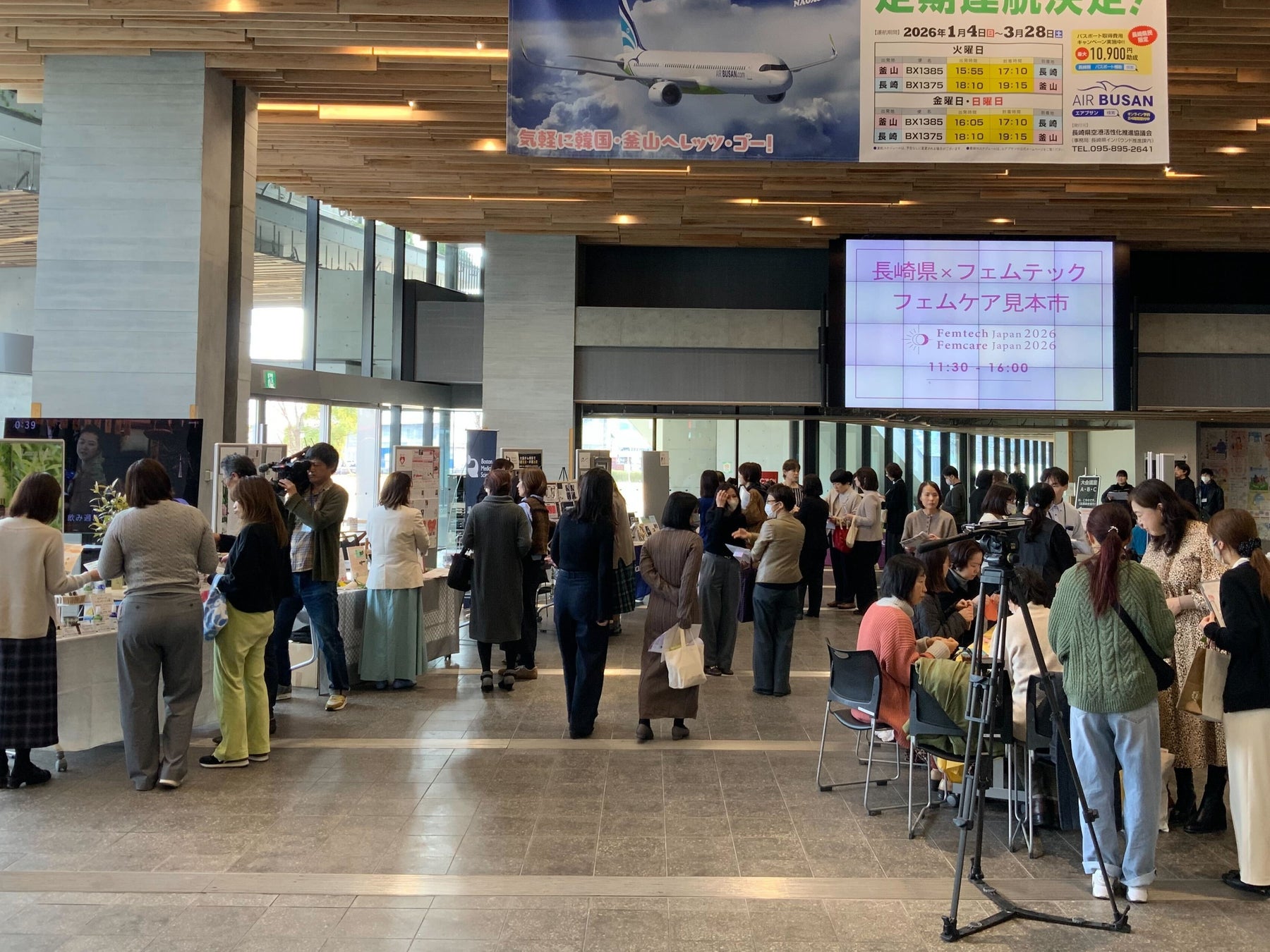 テカリをオフしながら毛穴ケア、UVケア、トーンアップまでひとつで仕上がる液状パウダーパクトがアピューから登場