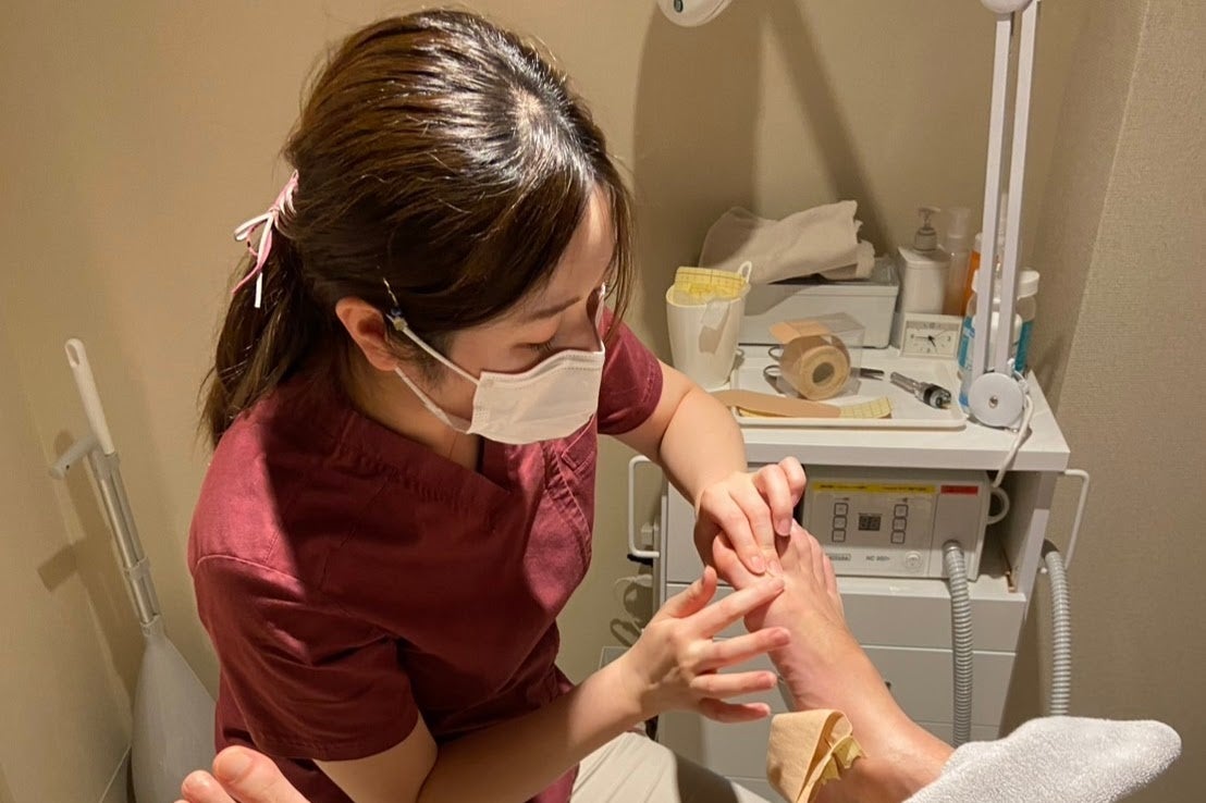 平均寿命と健康寿命の差は約10年　足のトラブル予防ケアを提案する専門店「アルクスモア」日本橋でリニューアル