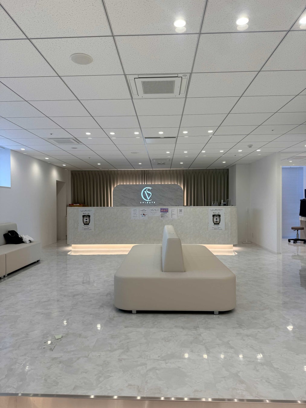 %Recipeから新提案！羽のように軽く密着する“澄み肌*１UVプライマー”と、重ねるたびにツヤがあふれる“水光ティント”が登場