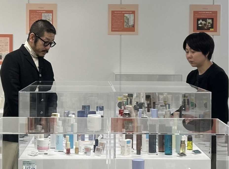 パリ・ファッションウィークで発表された「ANREALAGE 2026年秋冬コレクション」に協賛