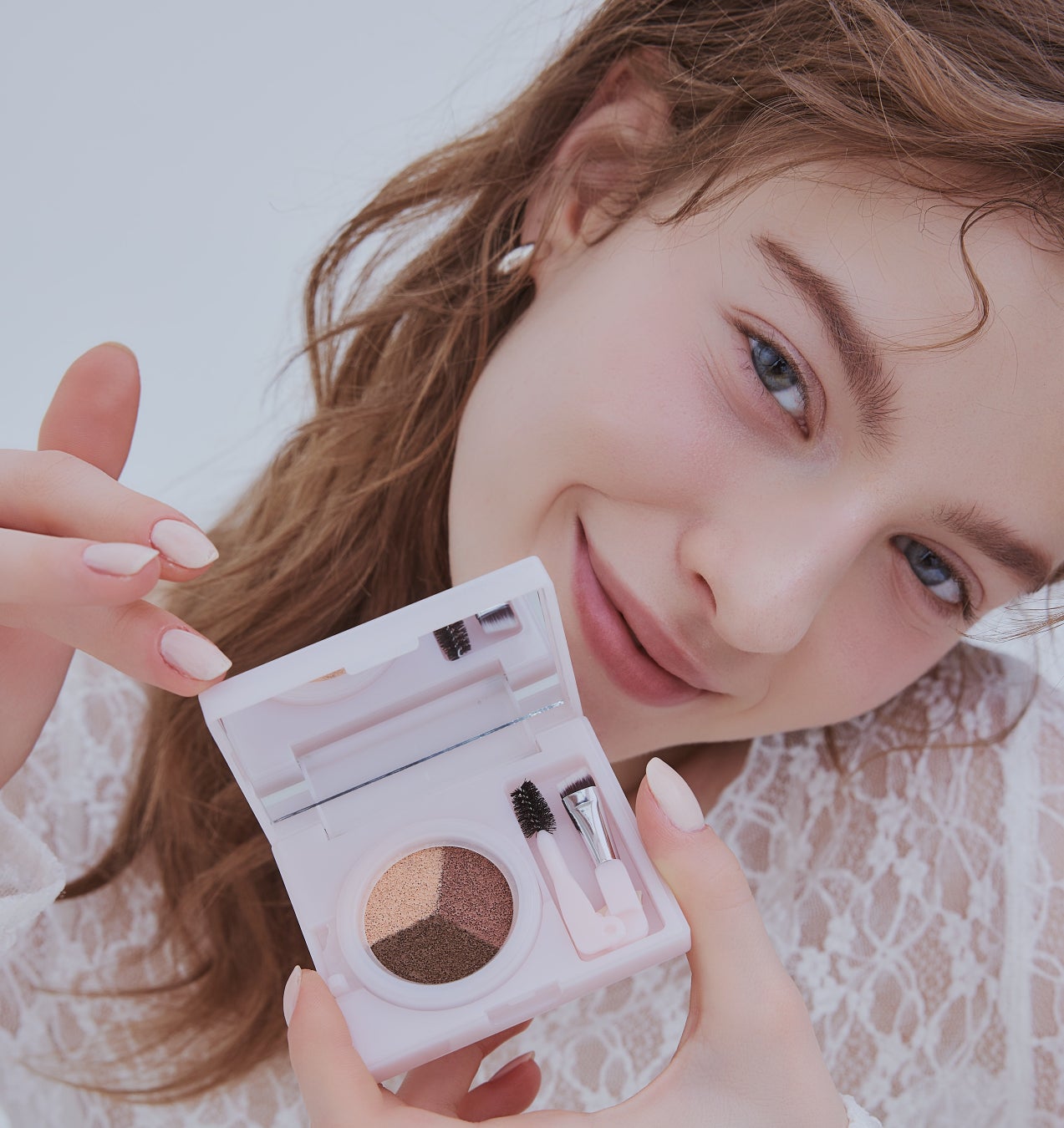 【HBL BEAUTY】2025年ベストコスメ26冠「眉専門コスメ」の3Dクッションブロウより待望の新色「02 ライトブラウン」が3月23日全国発売。先行発売は初日完売。