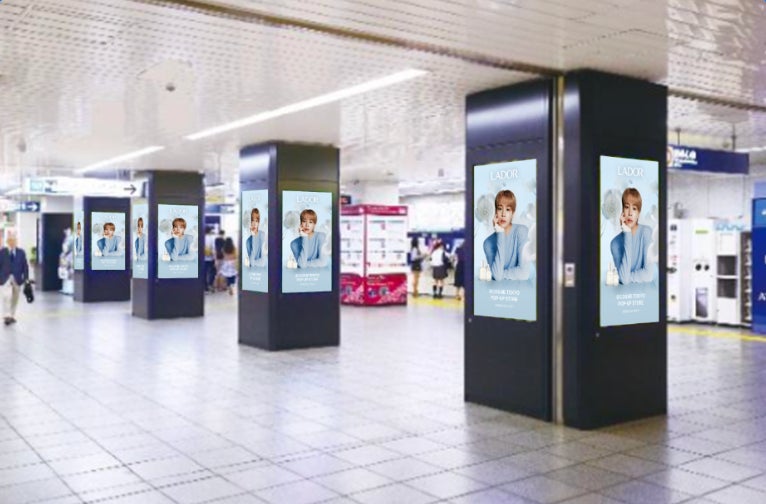 BTS Jiminさんのビジュアルが原宿エリアに降臨！韓国発ヘアケアブランド「LADOR(ラドール)」新商品ヘアオイル「エンジェルミュゲ」の世界観を原宿で展開。