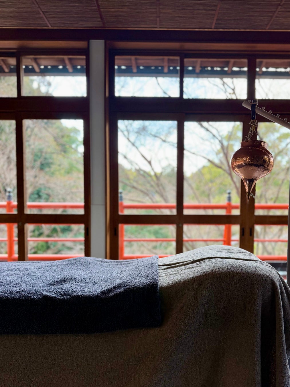 京都・今熊野観音寺の静寂空間「茶所 閑坐」を完全貸切 “景色の見え方が変わる”ヘッドスパ体験をAMATORA SPAが4月より開始