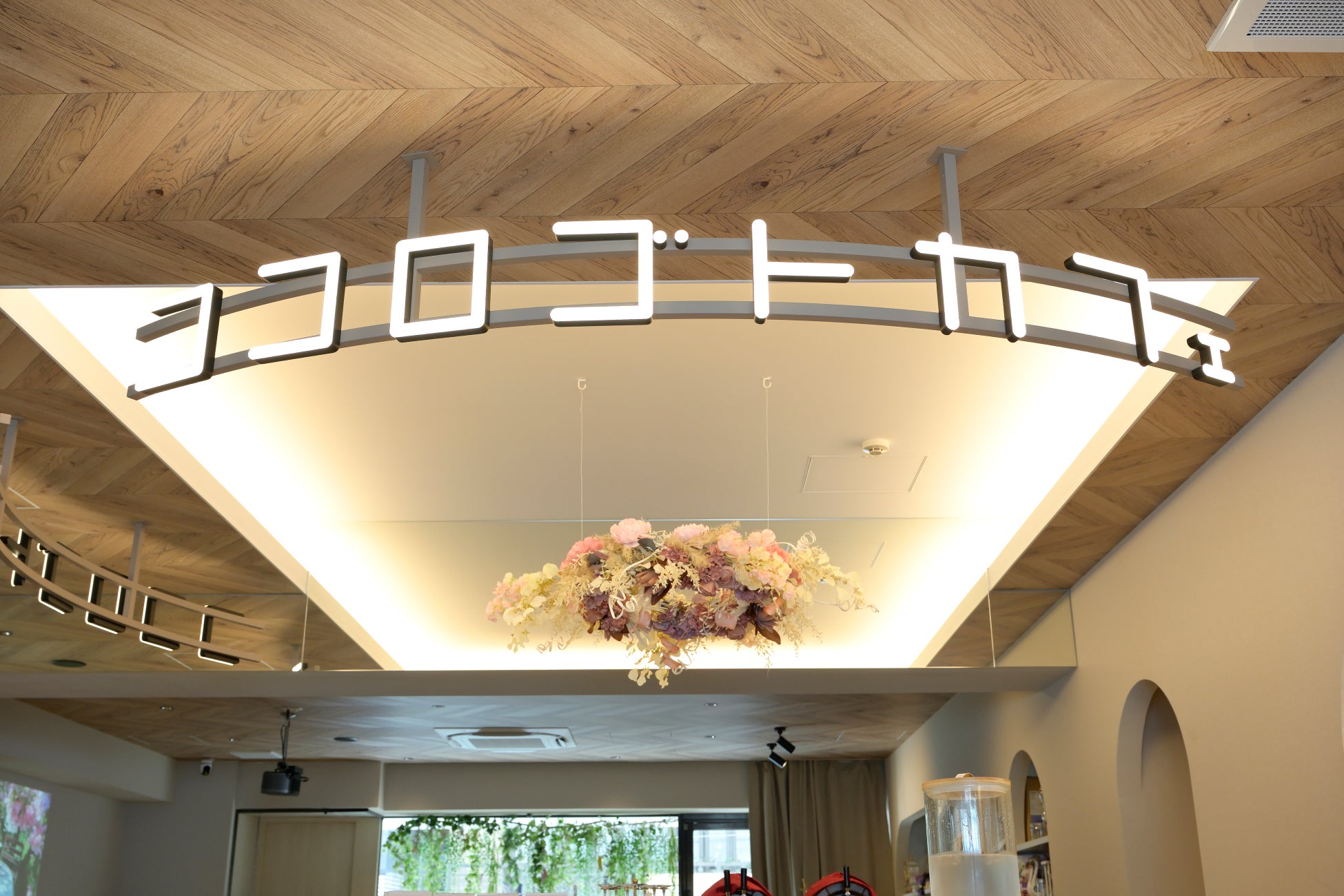 CLAYGE（クレージュ）のヘアケアラインから新ライン【フェザーシルキー】が登場！扱いづらいうねり髪も羽のように軽いサラふわ髪へ