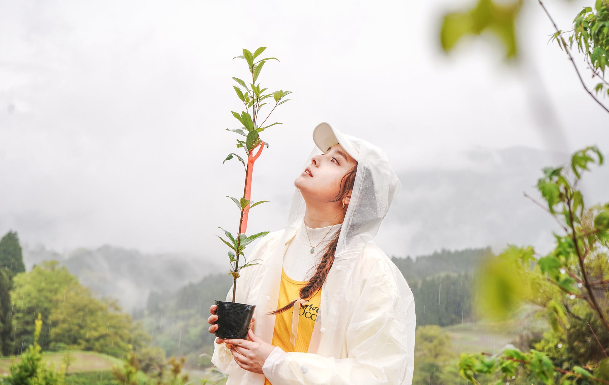 ロクシタンの植樹活動。熊本山都町に累計6,874本を寄贈。女優・石田ニコルさんも植樹を初体験。