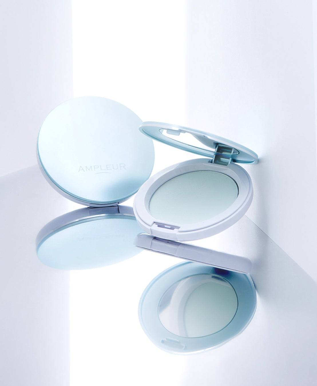 【猛暑・紫外線対策に】汗をかくたびひんやり。毎年好評の「アンプルール　フェイスパウダー クール」今年も数量限定登場