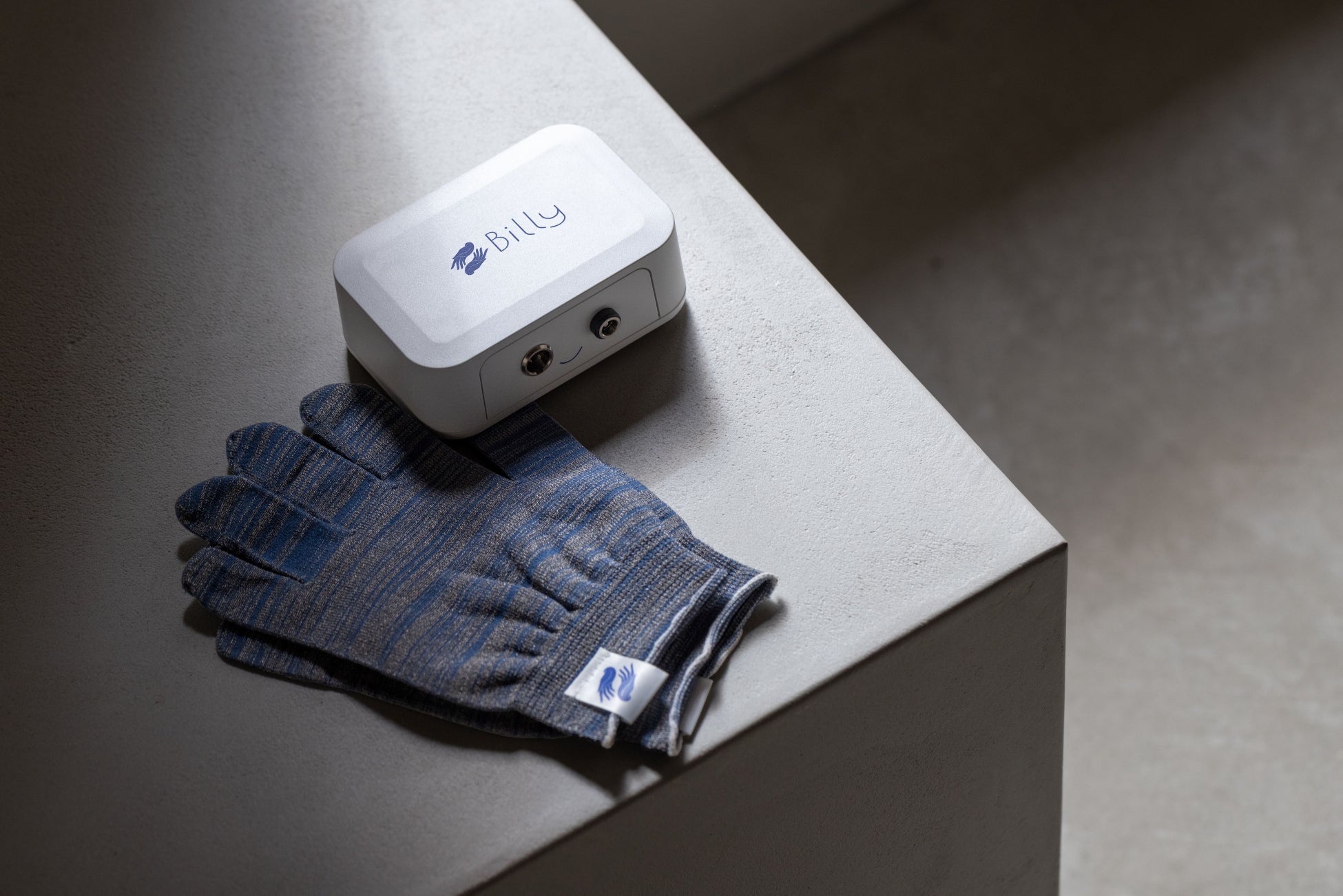 【Hands JAPAN】言葉にできない「心の緊張」を、触れるテクノロジーで解きほぐす。医師開発のウェアラブルデバイス『Billy’s care』が、精神保健福祉・就労支援の現場へ本格参入。