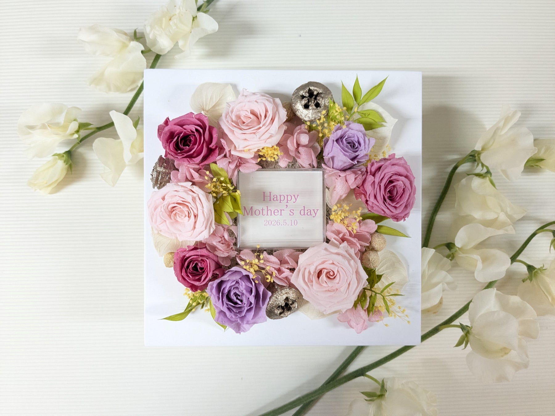 8輪のプリザーブドローズに感謝を託して。母の日限定「ウォールフラワー」発売