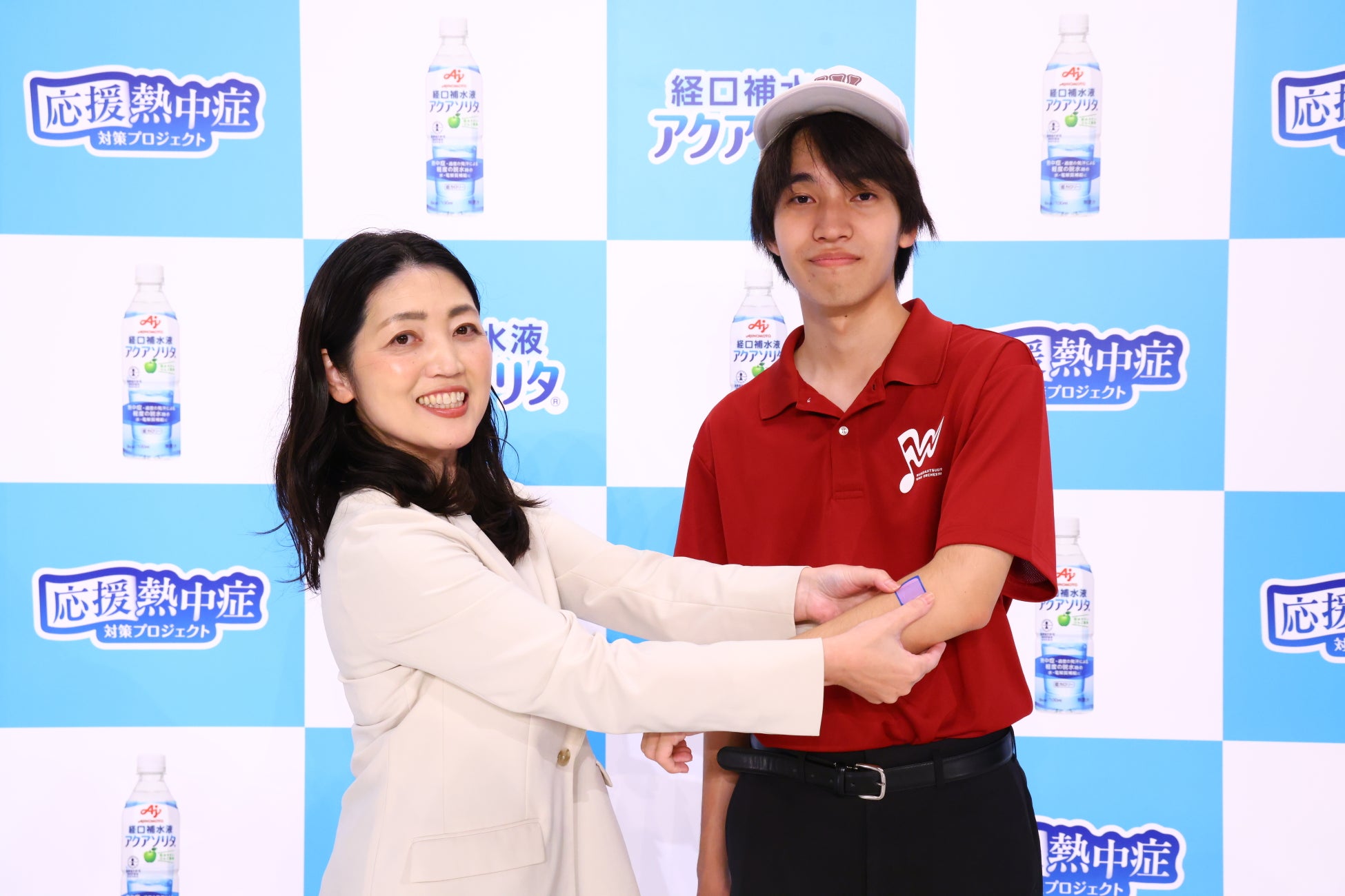 ファンケルとTOPPAN、早稲田実業学校高等部の吹奏楽部員に体表温を色で見える化する「示温シール」を試験提供