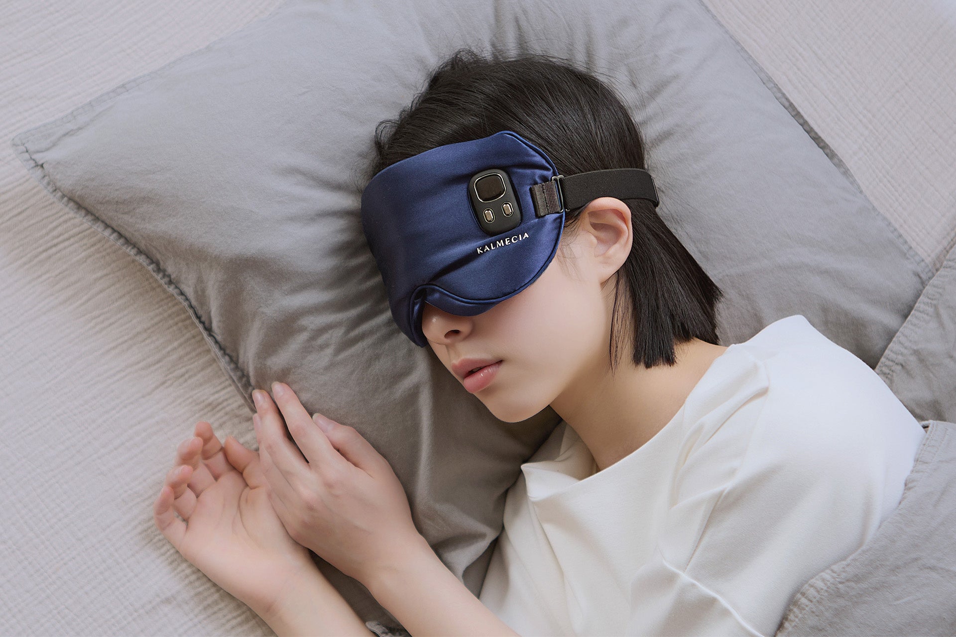 適度な温度と遮光で頭を休める KALMECIA 充電式ホットアイマスク