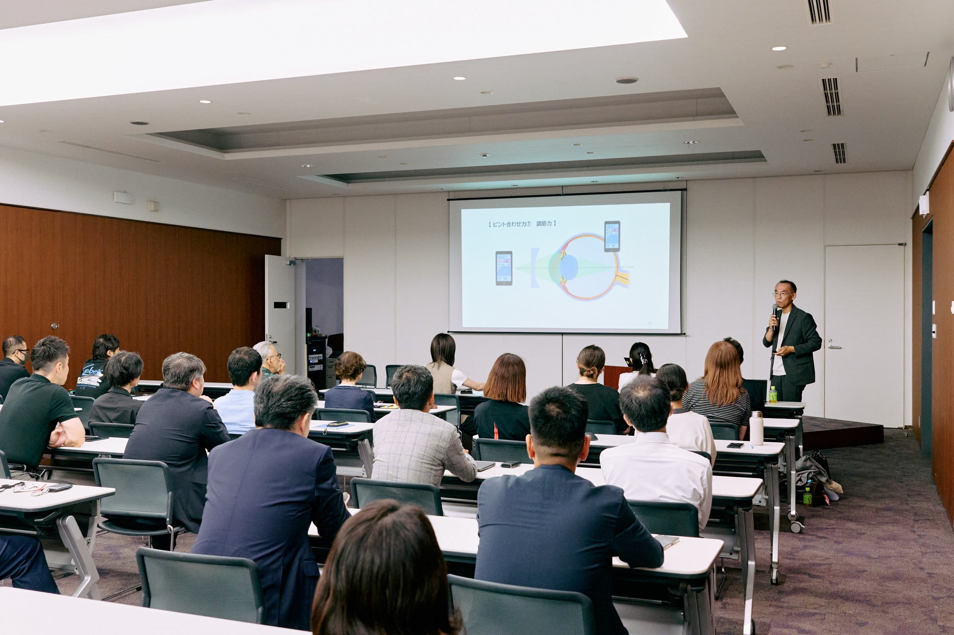 メガネスーパー「疲れ目・老眼対策 アイケア体験セミナー」を株式会社文藝春秋の社員を対象に実施
