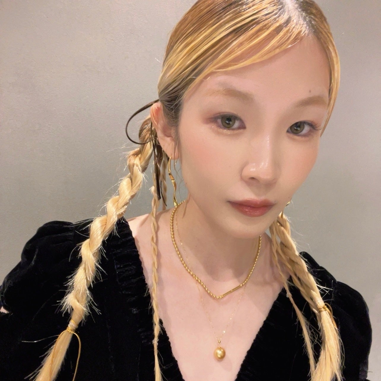 ジェルネイルブランド「deumoon(ドゥムーン)」人気ネイリスト“モリワキ ジュリナ”とのコラボレーション第二弾を発売。甘さと洗練を纏う、4色が登場。