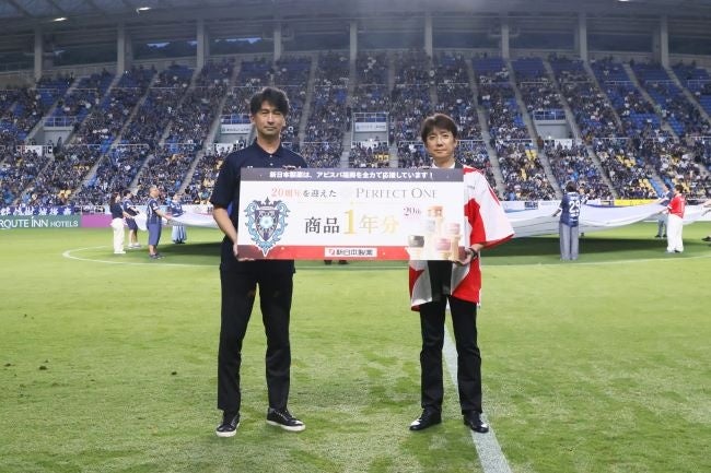 2026/27シーズン開幕！新日本製薬がアビスパ福岡へ、今年20周年を迎えた『パーフェクトワン』の商品1年分を贈呈しました