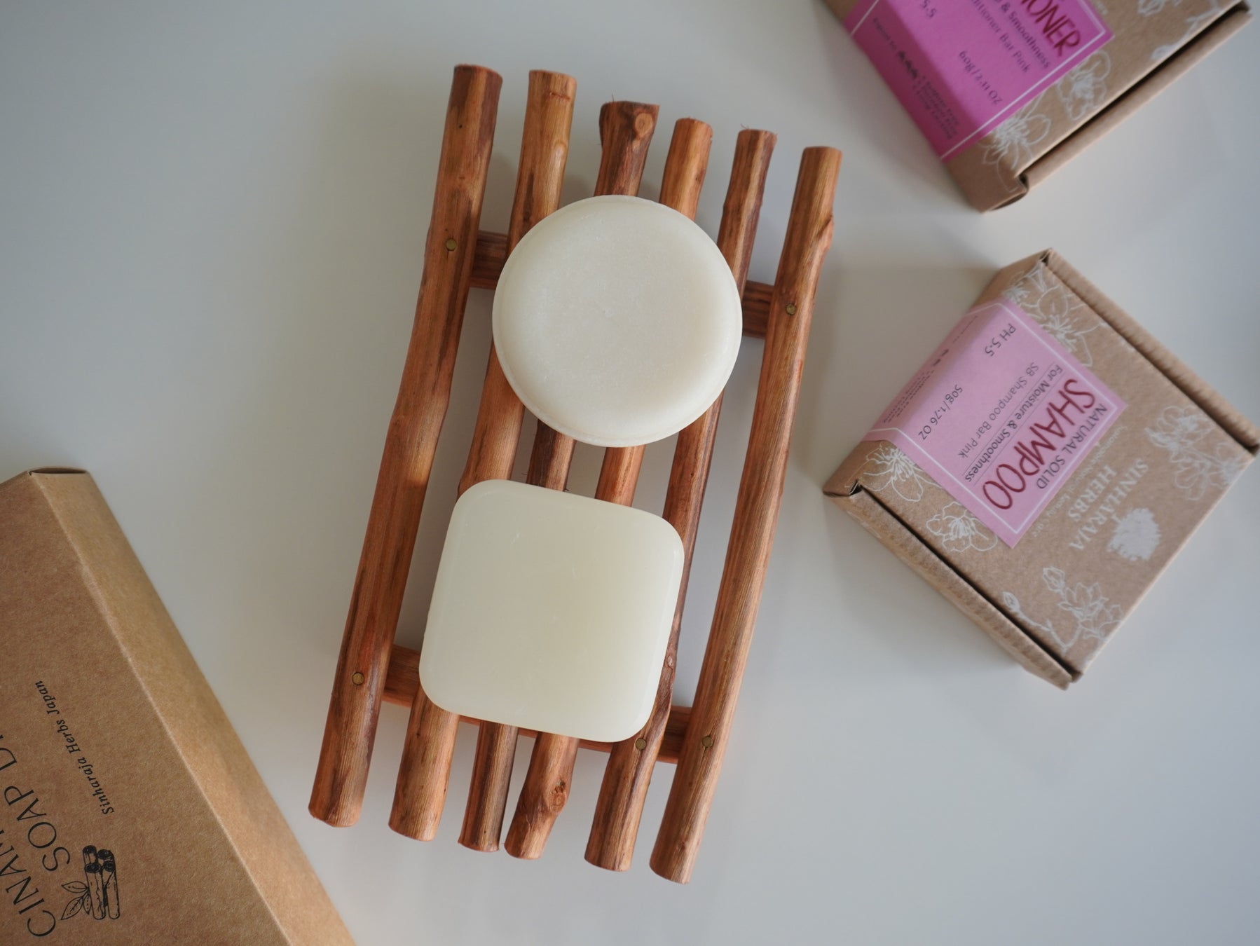 スリランカ発「Sinharaja Herbs Japan」から新商品3種を9月14日発売。しっとりケアの“Pink  ”シリーズとシナモンウッドのソープディッシュが登場