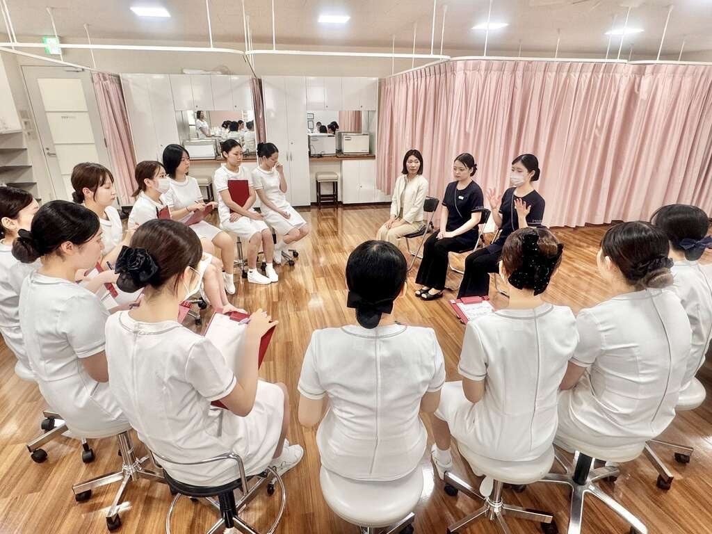 「手順を覚える」から「お客様のために考える」へ。大阪の企業×美容専門学校×エスグラが取り組む次世代美容人材育成